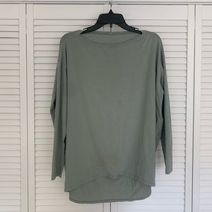Lululemon Back in Action Tee. Size 8 (medium)